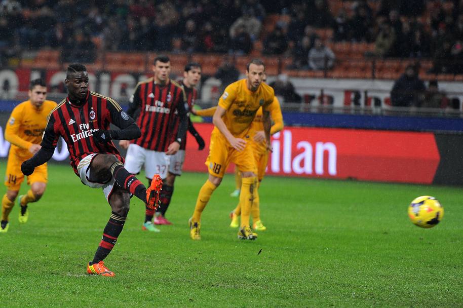 Il 19 gennaio Balotelli segna su rigore il primo gol del Milan nell&#39;era Seedorf. LaPresse